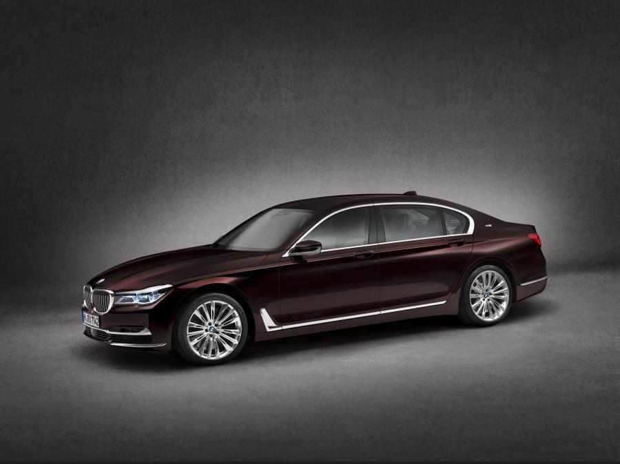  BMW M760Li xDrive V12 Excellence (G12) 2017 года  (WW) (фото 2 из 40)